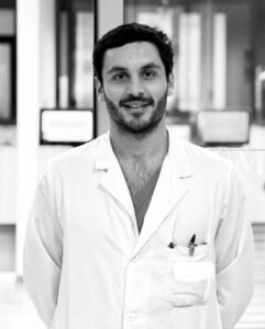 Dott. Giulio InsalacoGinecologoEsperto in ginecologia ed ostetricia, chirurgia ginecologica e ginecologia oncologica